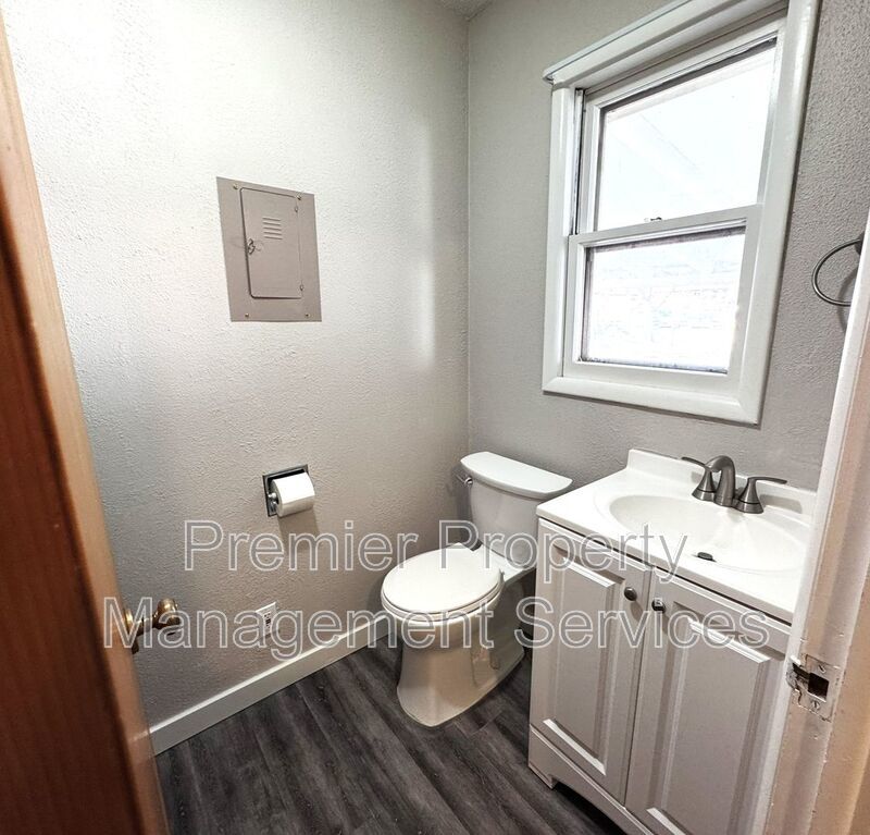 Charming West End Rental with Large Backyard & Garage property image