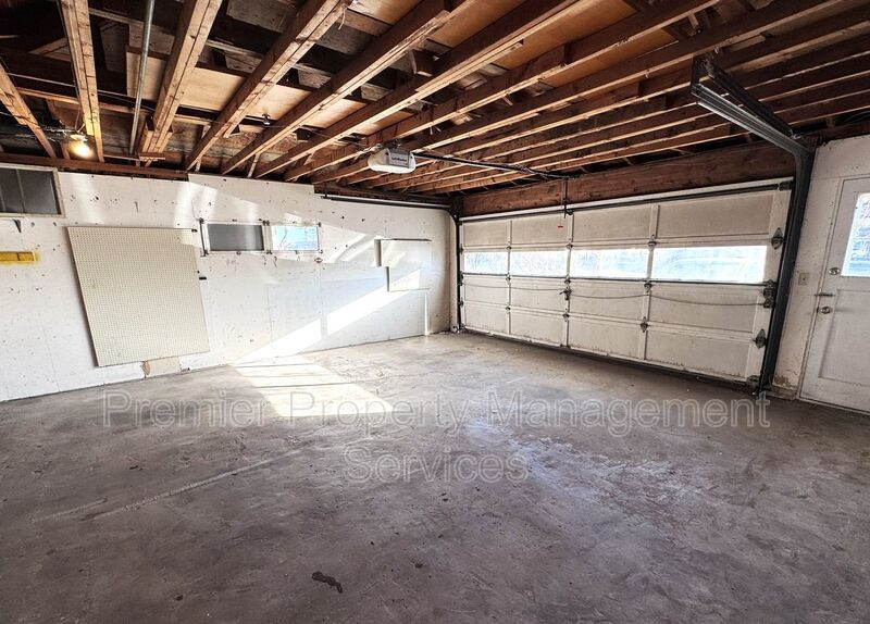 Charming West End Rental with Large Backyard & Garage property image