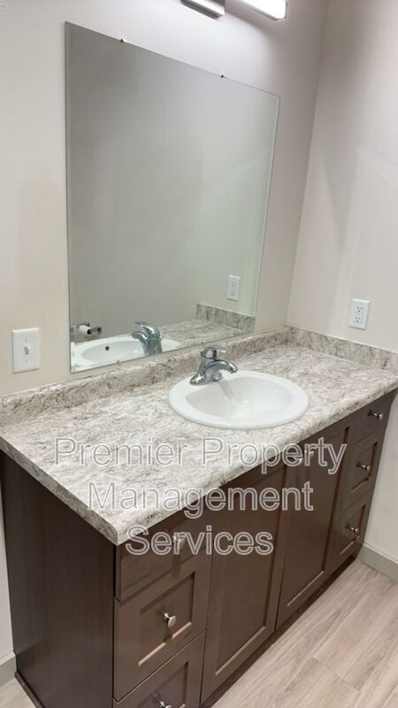 Updated Midtown Apartment with In-Unit Laundry & Secure Parking – Pet Friendly property image