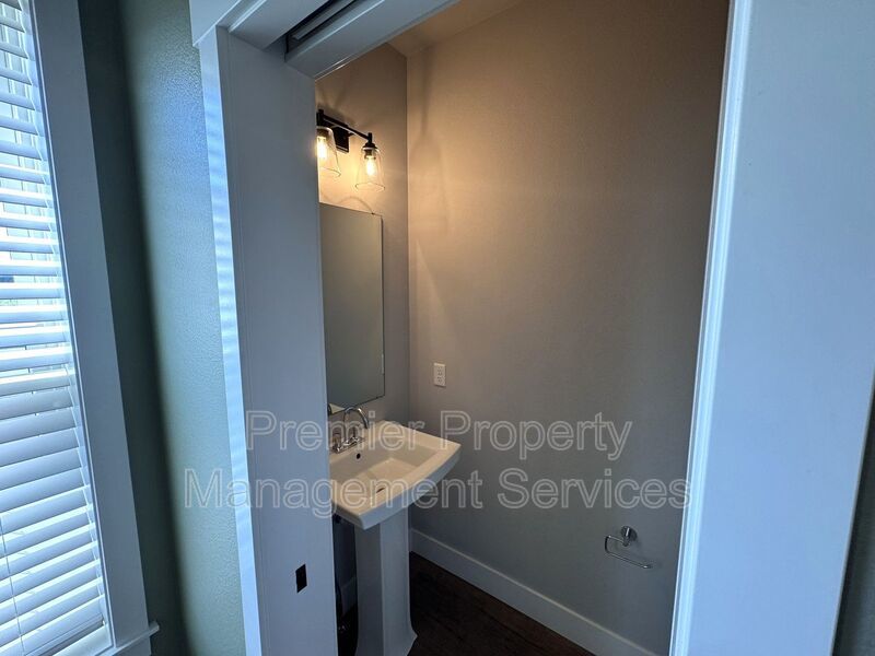Move-In Ready Annafeld Home with In-Unit Laundry & Garage property image